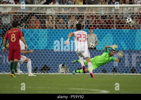 Moscow, Russia. 25 Juin, 2018. Karim (ANSARIFARD cachée à l'intérieur, IRN) marqué avec des pénalités pour un score de 1-1 pour l'Iran, l'action, de mort, de mort, de l'Iran (IRN) - Portugal (POR) 1 : 1, premier tour, groupe B, match 35, le 25.06.2018 à Saransk ; Coupe du Monde de Football 2018 en Russie à partir de la 14.06. - 15.07.2018. Utilisation dans le monde entier | Credit : dpa/Alamy Live News Banque D'Images