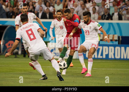 Moscow, Russia. 25 Juin, 2018. Cristiano Ronaldo (mi., POR) versus le ramin REZAEIAN (IRN), entouré d'opposants iraniens, action, lutte pour le ballon, l'Iran (IRN) - Portugal (POR), premier tour, Groupe B, 35, Jeu sur 25.06.2018 à Saransk ; Coupe du Monde de Football 2018 en Russie à partir de la 14.06. - 15.07.2018. Utilisation dans le monde entier | Credit : dpa/Alamy Live News Banque D'Images