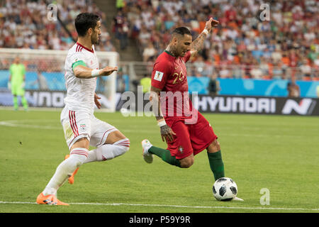 Moscow, Russia. 25 Juin, 2018. Ricardo Quaresma (droit, POR) tire l'objectif de 1-0 pour le Portugal, l'action, l'Iran (IRN) - Portugal (POR), premier tour, Groupe B, 35, Jeu sur 25.06.2018 vs Ehsan HAJI SAFI (IRN) Saransk ; Coupe du Monde de Football 2018 en Russie à partir de la 14.06. - 15.07.2018. Utilisation dans le monde entier | Credit : dpa/Alamy Live News Banque D'Images