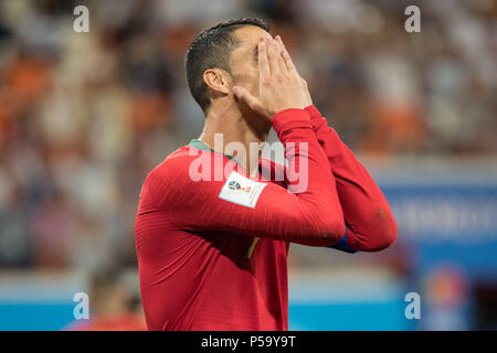 Moscow, Russia. 25 Juin, 2018. Cristiano Ronaldo (POR) détient ses mains devant son visage après avoir été blessé, frustré, frustré, frustratedet, déçu, se douchait, déception, déception, triste, geste, geste, buste droit, Iran (IRN) - Portugal (POR), premier tour, Groupe B, 35, Jeu sur 25.06.2018 à Saransk ; Coupe du Monde de Football 2018 en Russie à partir de la 14.06. - 15.07.2018. Utilisation dans le monde entier | Credit : dpa/Alamy Live News Banque D'Images
