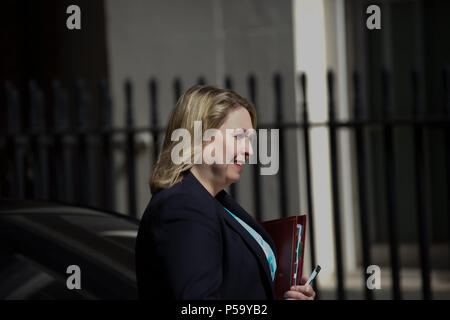 London,UK,26 juin 2018,secrétaire d'État pour l'Irlande du Nord, le très honorable Karen Bradley MP arrive pour la réunion hebdomadaire du cabinet au 10 Downing Street à Londres.Larby Keith Crédit/Alamy Live News Banque D'Images