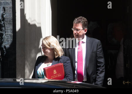 Londres. 26 juin 2018. Karen Bradley, Secrétaire d'Etat pour l'Irlande du Nord et Jeremy Wright QC MP quitte Downing Street après la réunion hebdomadaire du cabinet Crédit : amer ghazzal/Alamy Live News Banque D'Images