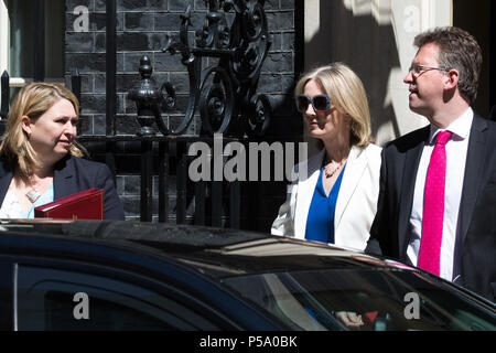 Londres, Royaume-Uni. 26 juin 2018. Karen Bradley MP, Secrétaire d'Etat pour l'Irlande du Nord, Elizabeth Truss, député, secrétaire en chef au Trésor, et Jeremy Wright QC MP, Procureur Général, laisser 10 Downing Street, à la suite d'une réunion du Cabinet. Les sujets abordés devraient inclure une réunion au sommet du Conseil européen qui se tiendra plus tard cette semaine et l'expansion d'Heathrow. Credit : Mark Kerrison/Alamy Live News Banque D'Images