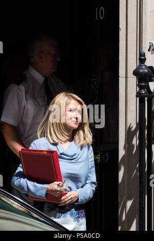 Londres, Royaume-Uni. 26 juin 2018. Esther McVey, député, secrétaire d'État pour le travail et les pensions, feuilles 10, Downing Street, à la suite d'une réunion du Cabinet. Les sujets abordés devraient inclure une réunion au sommet du Conseil européen qui se tiendra plus tard cette semaine et l'expansion d'Heathrow. Credit : Mark Kerrison/Alamy Live News Banque D'Images