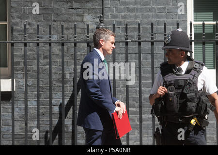 Londres. 26 juin 2018. Le secrétaire d'État à la défense Gavin Williamson MP quitte Downing Street après la réunion hebdomadaire du cabinet Crédit : amer ghazzal/Alamy Live News Banque D'Images