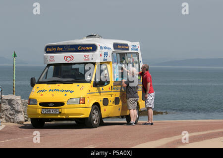 La baie de Morecambe, Lancashire. Météo britannique. 26/06/2018. Pour commencer la journée ensoleillée sur la côte. Connu sous le nom de la passerelle vers les lacs le resort possède une vaste vue sur la baie de Morecambe sur les collines du Lake District. Les commerçants saisonniers signaler un nouvel élan à son activité sous le temps chaud attire les vacanciers, excursionnistes et touristes dans la station. /AlamyLiveNews MediaWorldImages : crédit. Banque D'Images