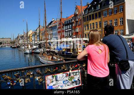 Copenhague, Danemark. 26 Juin, 2018. Copenhague/Danemark 26 juin 2018 l'été les touristes visitant Danois de Copenhague Nyhavn canal plus célèbre monument au coeur de la capitale danoise. (Photo.Francis Joseph doyen/Deanpictures. Crédit : François-Joseph doyen/Deanpictures/Alamy Live News Banque D'Images