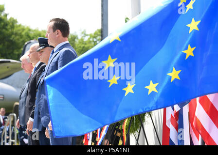 Frankfurt am Main, Allemagne. 26 Juin, 2018. Richard Grenell (R-L), l'ambassadeur américain à l'Allemagne, le général major, John B. Williams (base aérienne américaine de Ramstein), député de Peter Beyer et Volker Bouffier (CDU), première de la Hesse, au garde à vous lors d'une cérémonie de dépôt de gerbes de la 70e jubilé de l'air Berlin Memorial Bridge, à la place à l'aéroport de Francfort. Le pont aérien a été l'approvisionnement de l'ouest de Berlin par les alliés occidentaux pendant le blocus de Berlin par l'occupation soviétique de la force. Photo : Arne Dedert/dpa dpa : Crédit photo alliance/Alamy Live News Banque D'Images