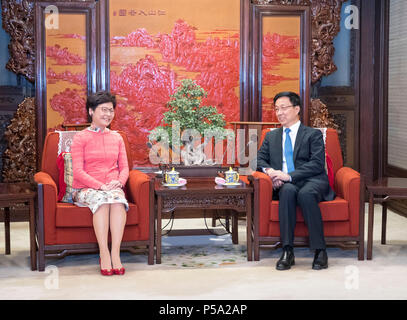 (180626) -- BEIJING, le 26 juin 2018 (Xinhua) -- le vice-Premier ministre chinois Han Zheng, également membre du Comité permanent du Bureau politique du Parti communiste chinois (PCC), le Comité central se réunit avec le chef de l'exécutif de la Région administrative spéciale de Hong Kong (RASHK) Lam Cheng Yuet-ngor à Beijing, capitale de Chine, le 26 juin 2018. (Xinhua/Wang Ye) (lb) Banque D'Images