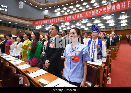 Beijing, Chine. 26 Juin, 2018. Les délégués ont chanter l'hymne national à la session d'ouverture du 18e congrès national de la Ligue de la jeunesse communiste de Chine (CYLC) à Beijing, capitale de Chine, le 26 juin 2018. Credit : Yan Yan/Xinhua/Alamy Live News Banque D'Images