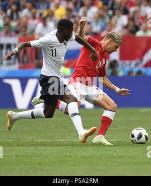 (180626) -- Moscou, 26 juin 2018 (Xinhua) -- Ousmane Dembele (L) de la France rivalise avec Jens Stryger Larsen du Danemark lors de la Coupe du Monde 2018 groupe C match entre le Danemark et la France à Moscou, Russie, le 26 juin 2018.(Xinhua/Wang Yuguo) Banque D'Images