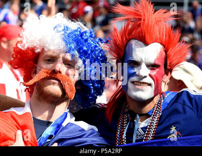 (180626) -- Moscou, 26 juin 2018 (Xinhua) -- Fans de France sont vues avant la Coupe du Monde 2018 groupe C match entre le Danemark et la France à Moscou, Russie, le 26 juin 2018. (Xinhua/Wang Yuguo) Banque D'Images