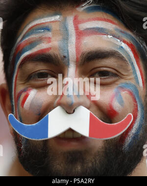 (180626) -- Moscou, 26 juin 2018 (Xinhua) -- un fan de France est perçu avant la Coupe du Monde 2018 groupe C match entre le Danemark et la France à Moscou, Russie, le 26 juin 2018. (Xinhua/Cao Can) Banque D'Images