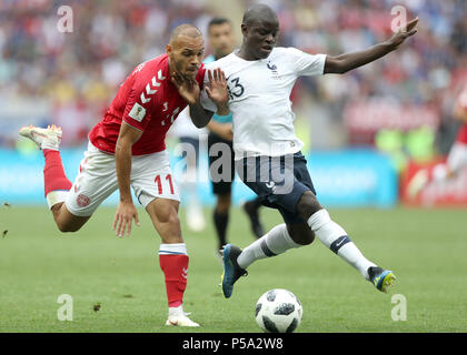 (180626) -- Moscou, 26 juin 2018 (Xinhua) -- Ngolo Kante (R) de la France rivalise avec Martin Braithwaite du Danemark lors de la Coupe du Monde 2018 groupe C match entre le Danemark et la France à Moscou, Russie, le 26 juin 2018. (Xinhua/Xu Zijian) Banque D'Images