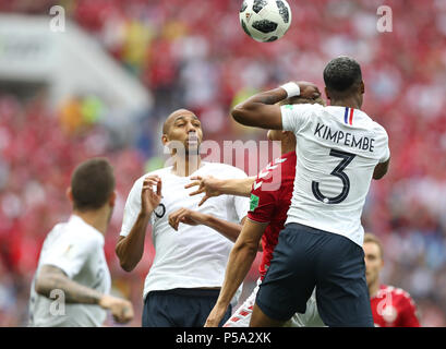 (180626) -- Moscou, 26 juin 2018 (Xinhua) -- Presnel Kimpembe (1e R) de la France est en compétition pour un en-tête lors de la Coupe du Monde 2018 groupe C match entre le Danemark et la France à Moscou, Russie, le 26 juin 2018. (Xinhua/Xu Zijian) Banque D'Images