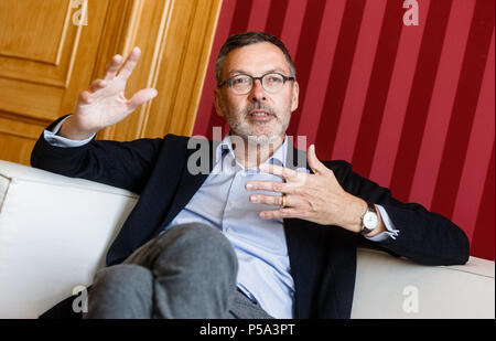 L'Allemagne, l'aéroport de Lübeck. 26 Juin, 2018. Christian Kuhnt, directeur du Festival de musique du Schleswig-Holstein (SHMF), parle de cette année, le festival dans son bureau. Le SHMF a lieu du 30 juin 2018 jusqu'au 26 août 2018, à divers endroits dans la région de Schleswig-Holstein et de Hambourg. Photo : Markus Scholz/dpa/Alamy Live News Banque D'Images