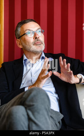 L'Allemagne, l'aéroport de Lübeck. 26 Juin, 2018. Christian Kuhnt, directeur du Festival de musique du Schleswig-Holstein (SHMF), parle de cette année, le festival dans son bureau. Le SHMF a lieu du 30 juin 2018 jusqu'au 26 août 2018, à divers endroits dans la région de Schleswig-Holstein et de Hambourg. Photo : Markus Scholz/dpa/Alamy Live News Banque D'Images