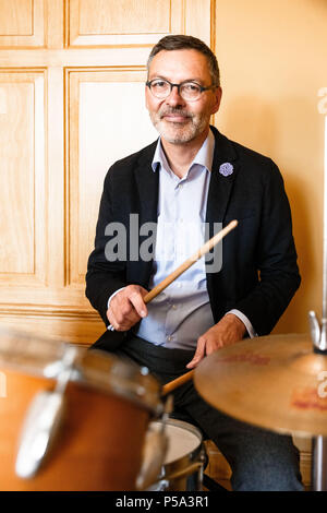 L'Allemagne, l'aéroport de Lübeck. 26 Juin, 2018. Christian Kuhnt, directeur du Festival de musique du Schleswig-Holstein (SHMF), joue de la batterie dans son bureau. Le SHMF a lieu du 30 juin 2018 jusqu'au 26 août 2018, à divers endroits dans la région de Schleswig-Holstein et de Hambourg. Photo : Markus Scholz/dpa/Alamy Live News Banque D'Images