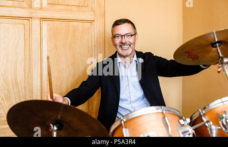 L'Allemagne, l'aéroport de Lübeck. 26 Juin, 2018. Christian Kuhnt, directeur du Festival de musique du Schleswig-Holstein (SHMF), joue de la batterie dans son bureau. Le SHMF a lieu du 30 juin 2018 jusqu'au 26 août 2018, à divers endroits dans la région de Schleswig-Holstein et de Hambourg. Photo : Markus Scholz/dpa/Alamy Live News Banque D'Images