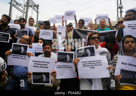 Srinagar, au Cachemire sous contrôle indien. 26 Juin, 2018. Les journalistes du cachemire tenir des banderoles et des pancartes comme ils protestent contre l'assassinat d'un journaliste Shujaat Bukhari à Srinagar, la capitale d'été du Cachemire sous contrôle indien, le 26 juin 2018. Shujaat Bukhari, journaliste et rédacteur en chef d'un quotidien anglais local - La hausse du Cachemire, a été abattu avec deux policiers (déléguée comme ses gardiens de sécurité) à l'extérieur de son bureau à Srinagar's Press enclave le 14 juin. Credit : Javed Dar/Xinhua/Alamy Live News Banque D'Images