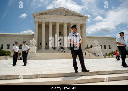 Washington, USA. 26 Juin, 2018. Les policiers montent la garde au milieu de protestation devant la Cour suprême des États-Unis à Washington, DC, États-Unis, le 26 juin 2018. La Cour suprême des États-Unis a jugé mardi le Président Donald Trump's interdiction de voyager sur plusieurs pays à majorité musulmane, est licite. Credit : Ting Shen/Xinhua/Alamy Live News Banque D'Images