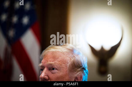 Washington, DC, USA. 26 Juin, 2018. Le Président américain Donald Trump parle au cours d'un déjeuner de travail avec les législateurs républicains, dans la salle du Cabinet à la Maison Blanche à Washington, DC, États-Unis, le mardi 26 juin, 2018. Crédit : Al Drago/Piscine via CNP | Conditions de crédit dans le monde entier : dpa/Alamy Live News Banque D'Images
