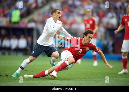 Jun 26th, 2018, Moscou, Russie. Thomas Delaney du Danemark et Antoine Griezmznn de france en action pendant la Coupe du Monde FIFA 2018 Russie Groupe C match Danemark/France au stade Luzhniki de Moscou. Shoja Lak/Alamy Live News Banque D'Images