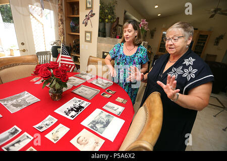 Napa, CA, USA. 13 Juin, 2018. Longtemps perdu demi-soeurs Dot Cherry, droit, de l'Australie et Terry Lockrem du Pana qui a récemment réuni, regardez plus de photos de famille à Lockrem's home. Credit : Napa Valley Inscription/ZUMA/Alamy Fil Live News Banque D'Images