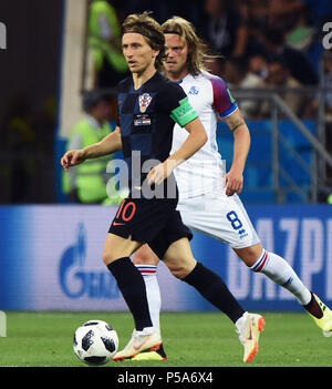 Rostov-sur-Don. 26 Juin, 2018. Luka Modric (L) de la Croatie est en compétition lors de la Coupe du Monde 2018 Groupe d match entre l'Islande et la Croatie à Rostov-sur-Don, la Russie, le 26 juin 2018. Crédit : Il Canling/Xinhua/Alamy Live News Banque D'Images