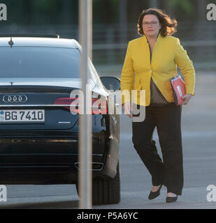 Berlin, Allemagne. 26 Juin, 2018. Président du Parti Social-démocrate (SPD), Andrea Nahles, arrive pour la coalition réunion au sommet à la Chancellerie fédérale. Crédit : Paul Zinken/dpa/Alamy Live News Banque D'Images