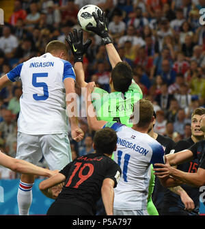 Rostov-sur-Don. 26 Juin, 2018. Gardien de la Croatie Lovre Kalinic (R haut) défend pendant la Coupe du Monde 2018 Groupe d match entre l'Islande et la Croatie à Rostov-sur-Don, la Russie, le 26 juin 2018. Crédit : Il Canling/Xinhua/Alamy Live News Banque D'Images