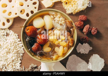 Vietnamiens assorties dessert : gelée blanche Lotus foots , champignons, algues et jujube au sirop Banque D'Images