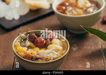 Bien connu et rafraîchissement dessert asiatique sert avec le longane, lotus foots, algues, champignons et jujube dans le sirop peut être trouvé facilement par la rue en Chi Banque D'Images