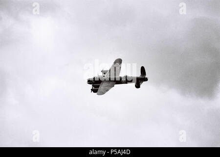 Une deuxième guerre mondiale bombardier Lancaster de la RAF Battle of Britain Memorial Flight photographié sur un style rétro en noir et blanc. Banque D'Images