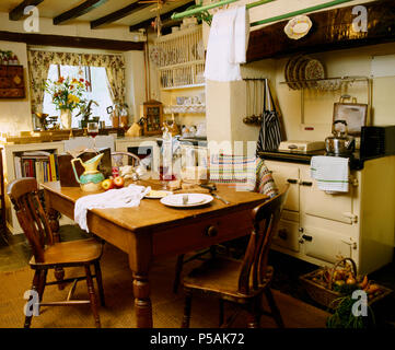 Pin Vintage table et chaises de cuisine à l'ancienne maison rurale avec Aga crème Banque D'Images