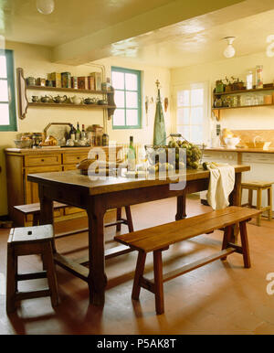 Bancs en bois et de vieux à tabouret table en bois simples en français country kitchen Banque D'Images