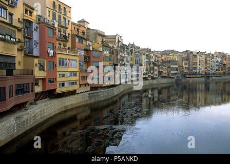 FACHADAS POLICROMADAS DE LAS VIVIENDAS JUNTO AL RIO OÑAR DESPUES DE LA RESTAURACION. Emplacement : l'extérieur, l'Espagne. Banque D'Images