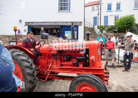 Les mondes plus longue vintage annuel tourner le tracteur de Liverpool à Whitby et retour fait son chemin à travers la ville balnéaire de Robin Hood's Bay , Yorks Banque D'Images