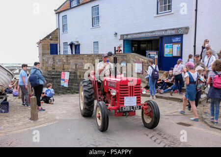 Les mondes plus longue vintage annuel tourner le tracteur de Liverpool à Whitby et retour fait son chemin à travers la ville balnéaire de Robin Hood's Bay , Yorks Banque D'Images