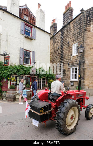 Les mondes plus longue vintage annuel tourner le tracteur de Liverpool à Whitby et retour fait son chemin à travers la ville balnéaire de Robin Hood's Bay , Yorks Banque D'Images