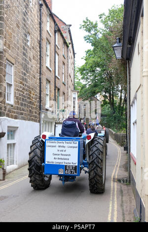 Les mondes plus longue vintage annuel tourner le tracteur de Liverpool à Whitby et retour fait son chemin à travers la ville balnéaire de Robin Hood's Bay , Yorks Banque D'Images