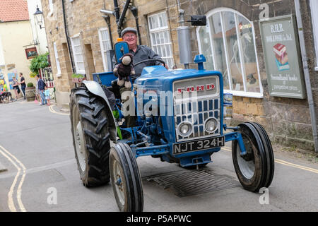 Les mondes plus longue vintage annuel tourner le tracteur de Liverpool à Whitby et retour fait son chemin à travers la ville balnéaire de Robin Hood's Bay , Yorks Banque D'Images