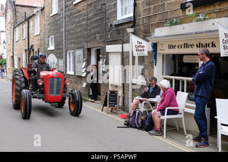 Les mondes plus longue vintage annuel tourner le tracteur de Liverpool à Whitby et retour fait son chemin à travers la ville balnéaire de Robin Hood's Bay , Yorks Banque D'Images