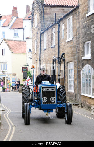 Les mondes plus longue vintage annuel tourner le tracteur de Liverpool à Whitby et retour fait son chemin à travers la ville balnéaire de Robin Hood's Bay , Yorks Banque D'Images