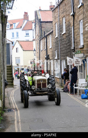 Les mondes plus longue vintage annuel tourner le tracteur de Liverpool à Whitby et retour fait son chemin à travers la ville balnéaire de Robin Hood's Bay , Yorks Banque D'Images