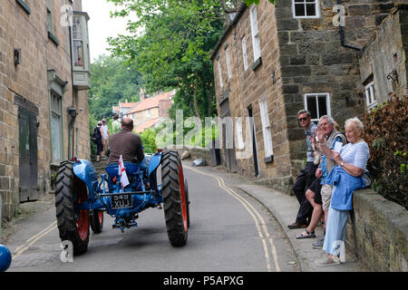 Les mondes plus longue vintage annuel tourner le tracteur de Liverpool à Whitby et retour fait son chemin à travers la ville balnéaire de Robin Hood's Bay , Yorks Banque D'Images