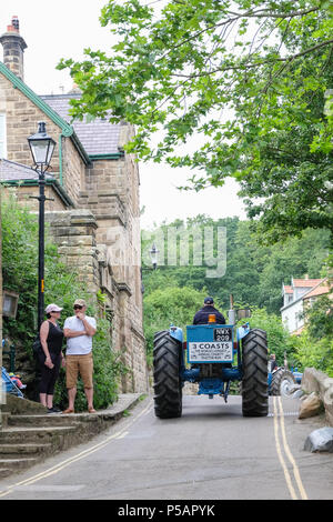 Les mondes plus longue vintage annuel tourner le tracteur de Liverpool à Whitby et retour fait son chemin à travers la ville balnéaire de Robin Hood's Bay , Yorks Banque D'Images