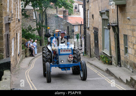 Les mondes plus longue vintage annuel tourner le tracteur de Liverpool à Whitby et retour fait son chemin à travers la ville balnéaire de Robin Hood's Bay , Yorks Banque D'Images