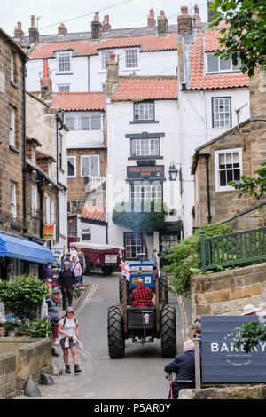 Les mondes plus longue vintage annuel tourner le tracteur de Liverpool à Whitby et retour fait son chemin à travers la ville balnéaire de Robin Hood's Bay , Yorks Banque D'Images