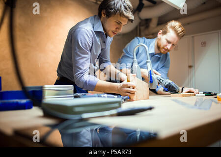 Deux creative designers working in workshop Banque D'Images